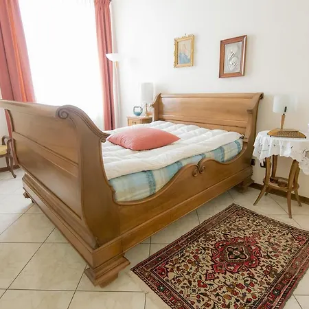 - Il Portichetto Bed and Breakfast Άστι